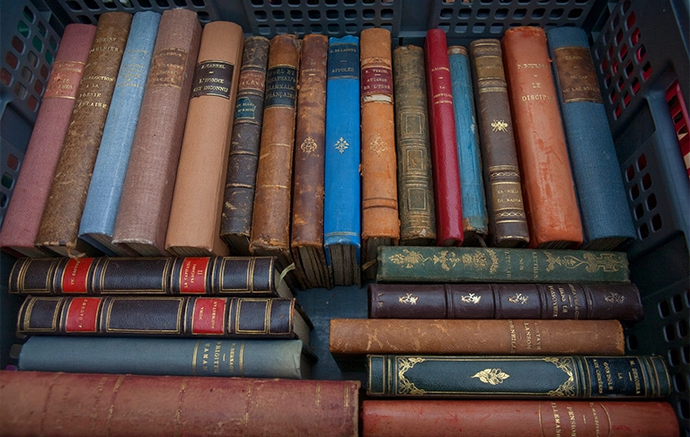 poukładane książki